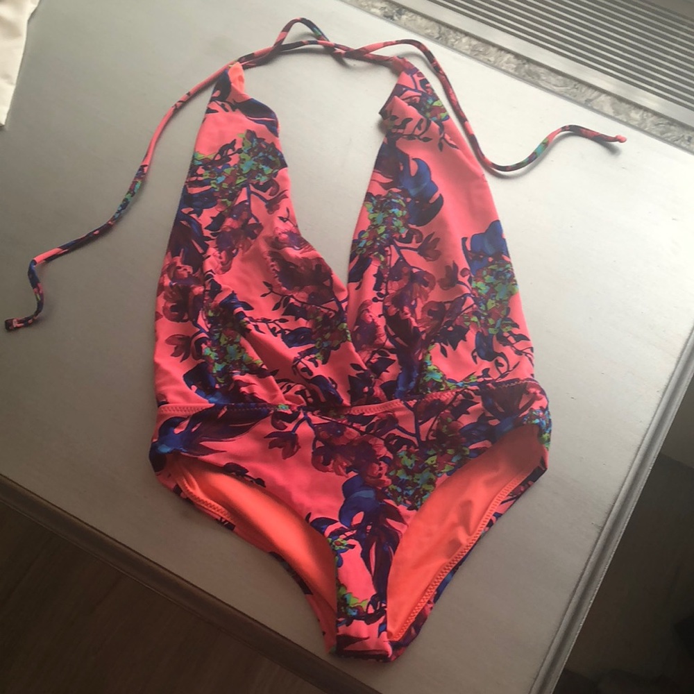 Low Cleavage, Halter, Open Back One Piece Suit 🌺